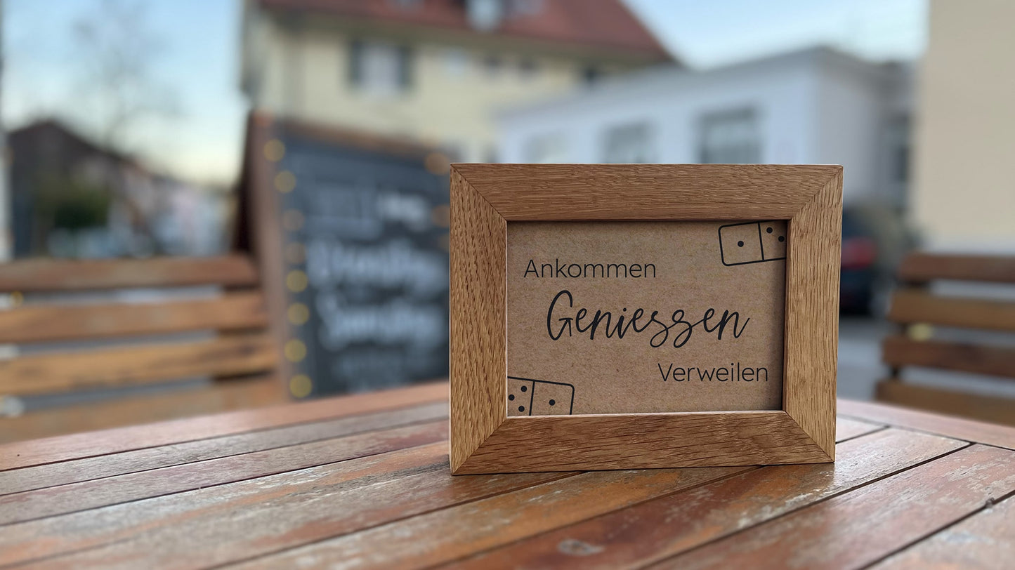 Bistrotisch mit Menükarte in Wechselrahmen